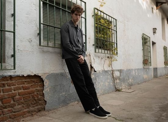 persona posando con zapatillas noir Zapatillas de moda Alcobendas Madrid