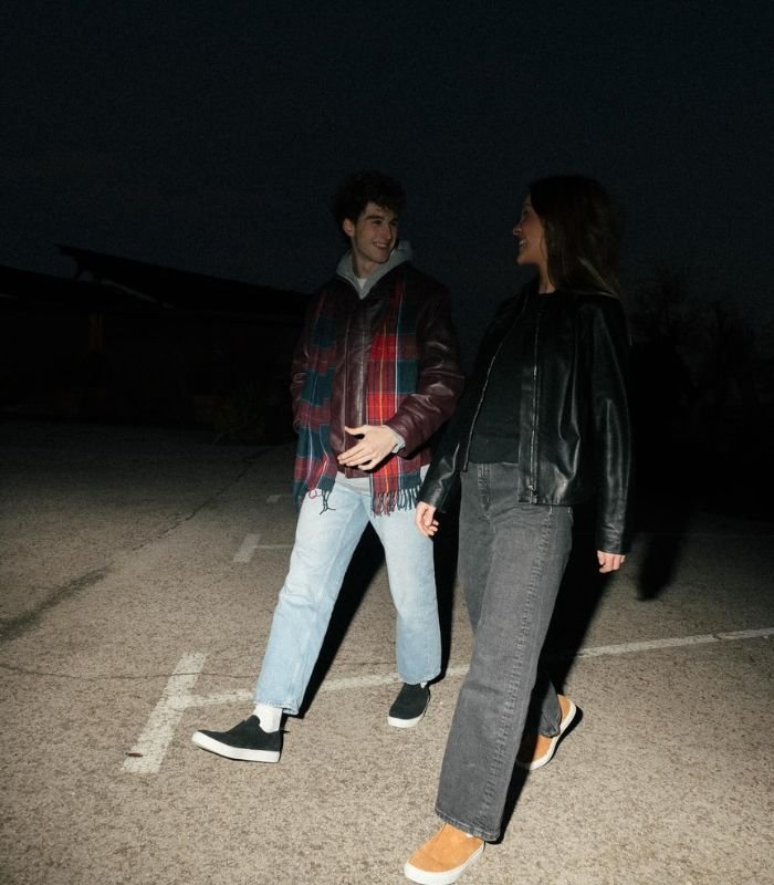 personas caminando en la calle con Zapatillas de moda Alcobendas Madrid